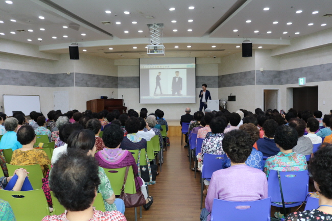 2016년 9월 실버아카데미 명사 초청 특강 <이영식 개그맨> 참조 이미지