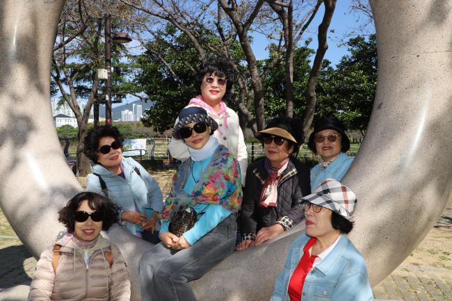 노년사회화교육 '스마트폰 사진반' 야외수업 참조 이미지